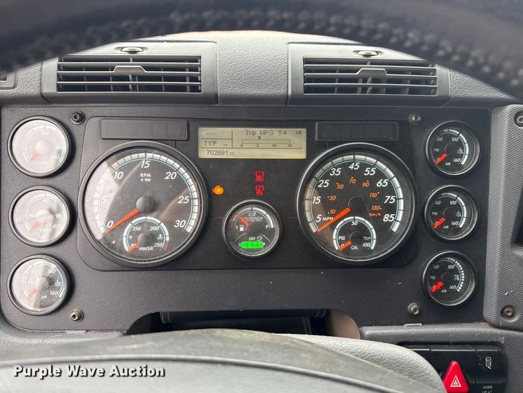 image for item ES5959 2017 Freightliner Cascadia 125  semi truck