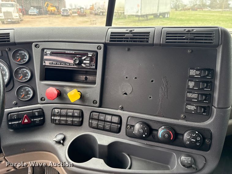 image for item ES5959 2017 Freightliner Cascadia 125  semi truck