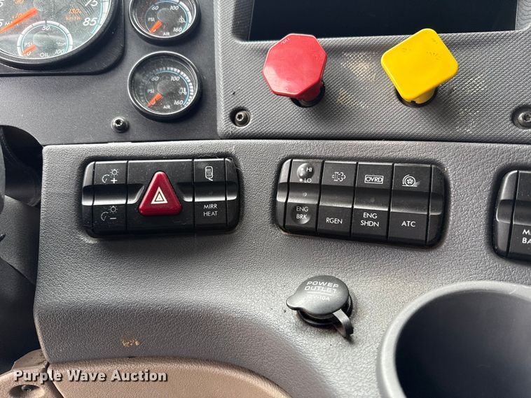 image for item ES5959 2017 Freightliner Cascadia 125  semi truck