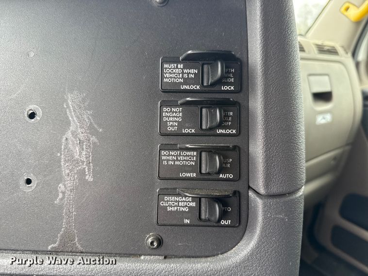 image for item ES5959 2017 Freightliner Cascadia 125  semi truck