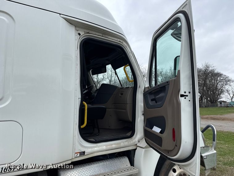 image for item ES5959 2017 Freightliner Cascadia 125  semi truck