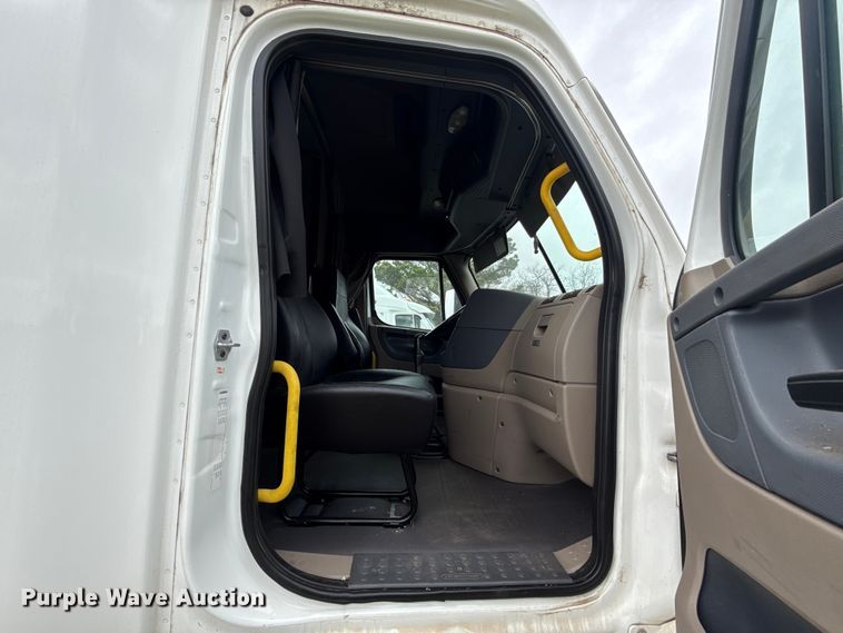 image for item ES5959 2017 Freightliner Cascadia 125  semi truck