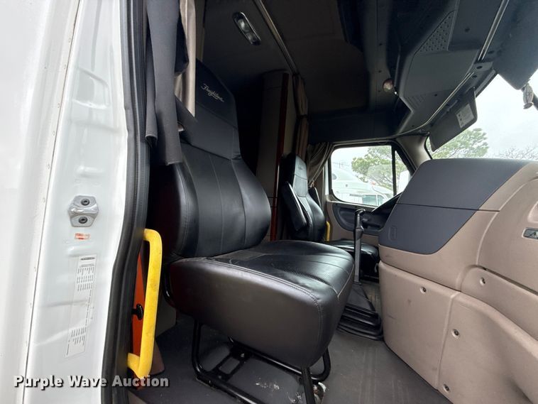 image for item ES5959 2017 Freightliner Cascadia 125  semi truck
