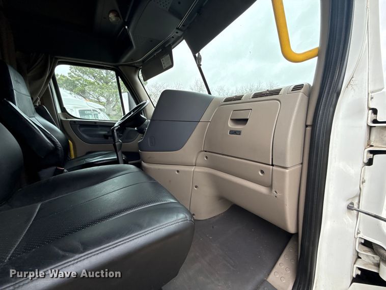image for item ES5959 2017 Freightliner Cascadia 125  semi truck