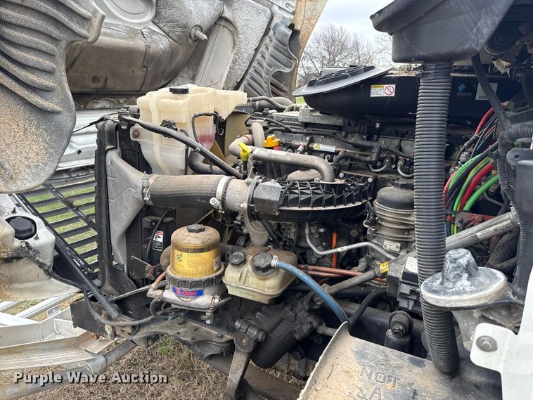 image for item ES5959 2017 Freightliner Cascadia 125  semi truck