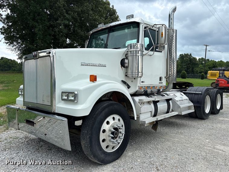 image for item ET2214 2014 Western Star 4900 semi truck