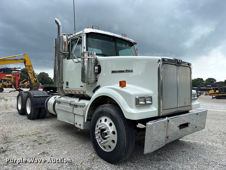 image for item ET2214 2014 Western Star 4900 semi truck