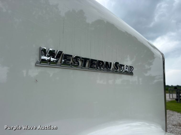 image for item ET2214 2014 Western Star 4900 semi truck