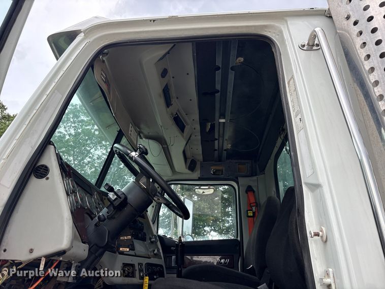 image for item ET2214 2014 Western Star 4900 semi truck