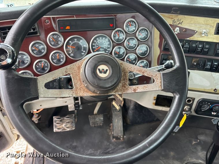 image for item ET2214 2014 Western Star 4900 semi truck