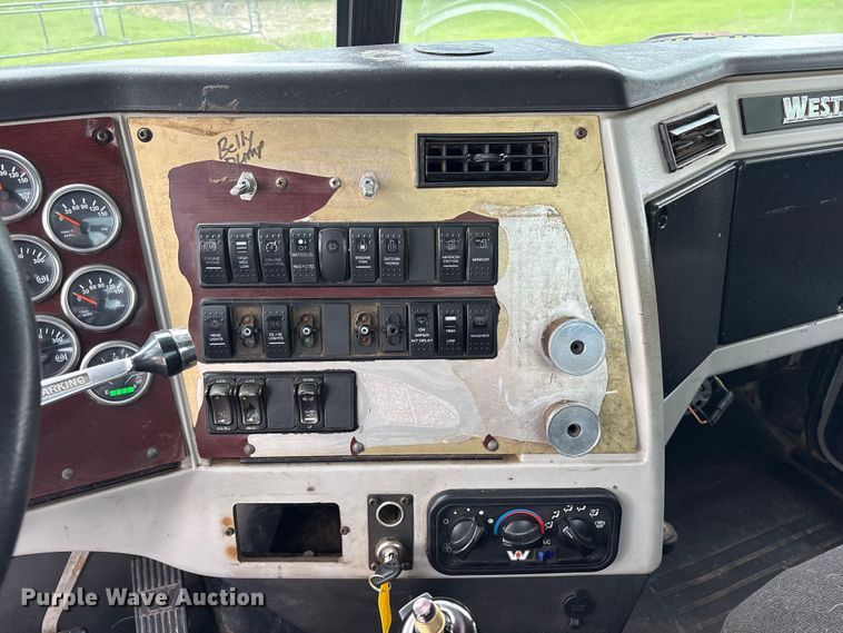 image for item ET2214 2014 Western Star 4900 semi truck