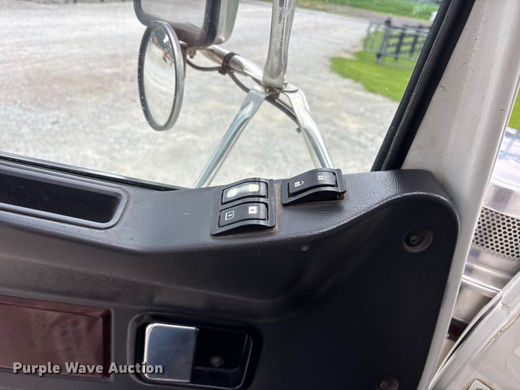 image for item ET2214 2014 Western Star 4900 semi truck