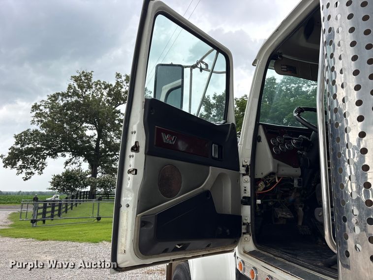 image for item ET2214 2014 Western Star 4900 semi truck