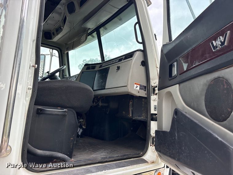image for item ET2214 2014 Western Star 4900 semi truck