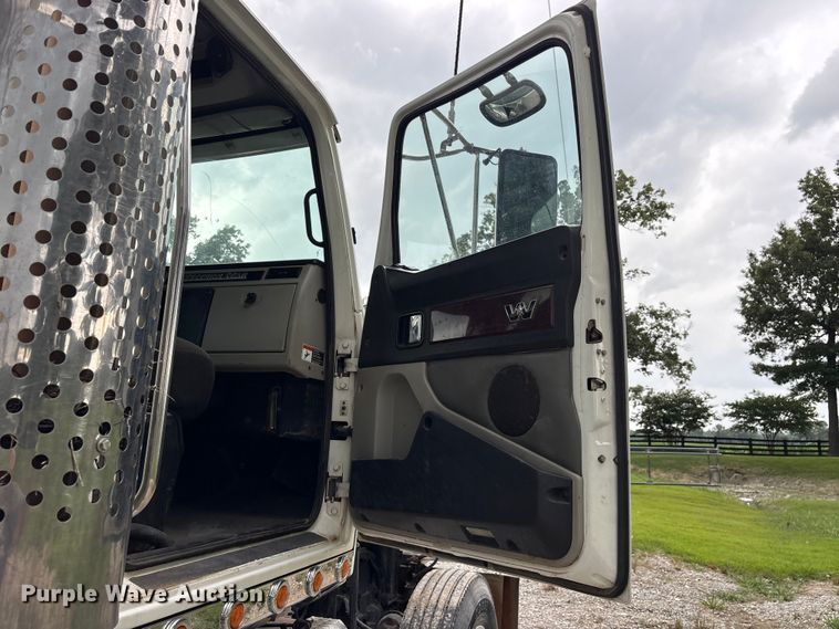 image for item ET2214 2014 Western Star 4900 semi truck