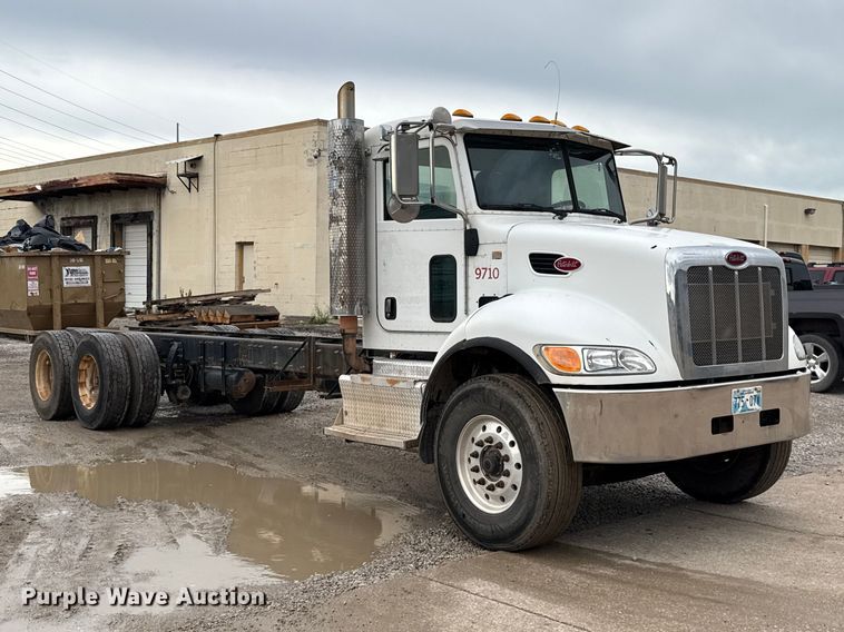 image for item ET6268 2012 Peterbilt 348 truck cab and chassis