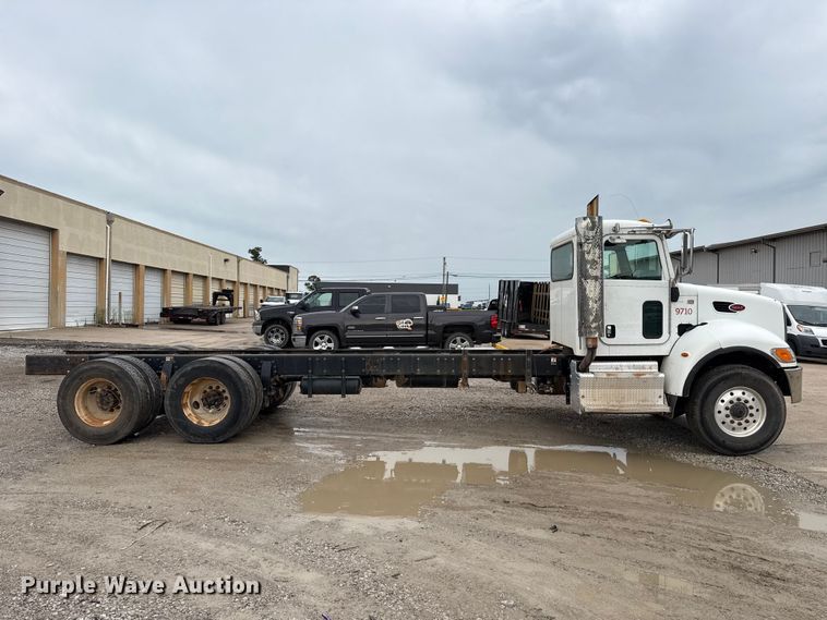 image for item ET6268 2012 Peterbilt 348 truck cab and chassis