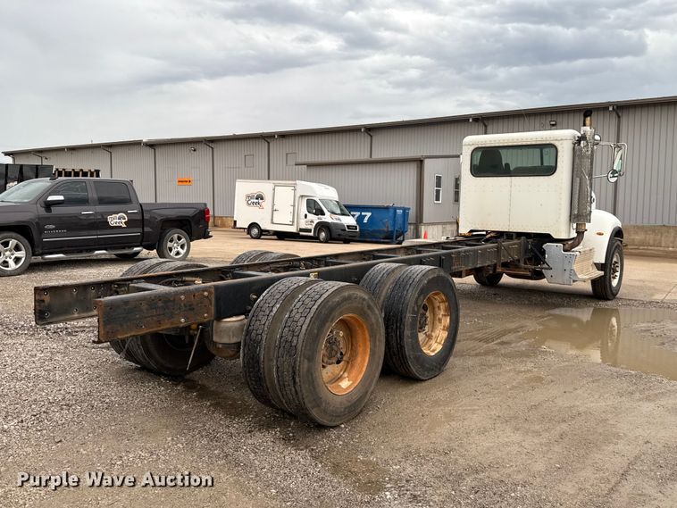 image for item ET6268 2012 Peterbilt 348 truck cab and chassis
