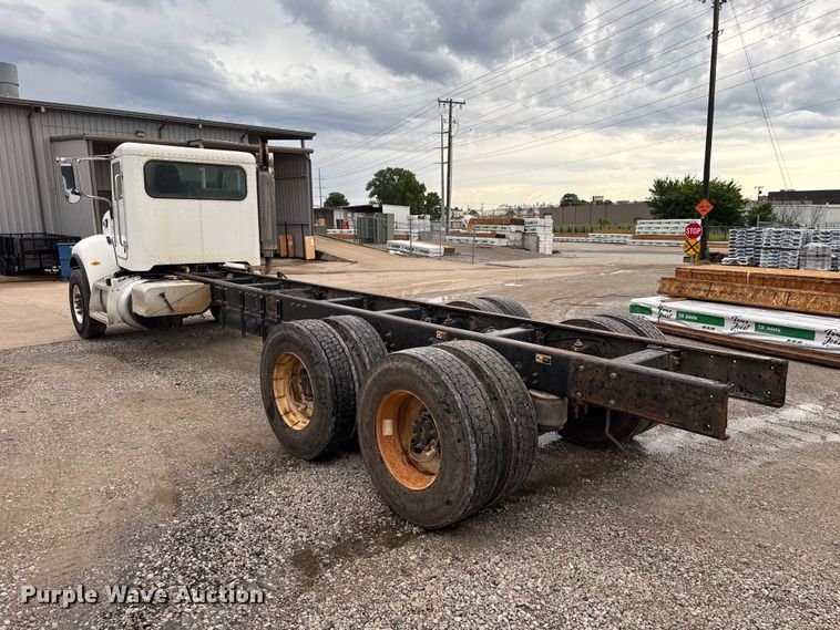 image for item ET6268 2012 Peterbilt 348 truck cab and chassis