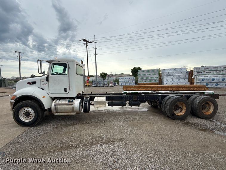image for item ET6268 2012 Peterbilt 348 truck cab and chassis