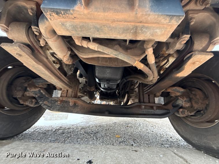 image for item ET6268 2012 Peterbilt 348 truck cab and chassis