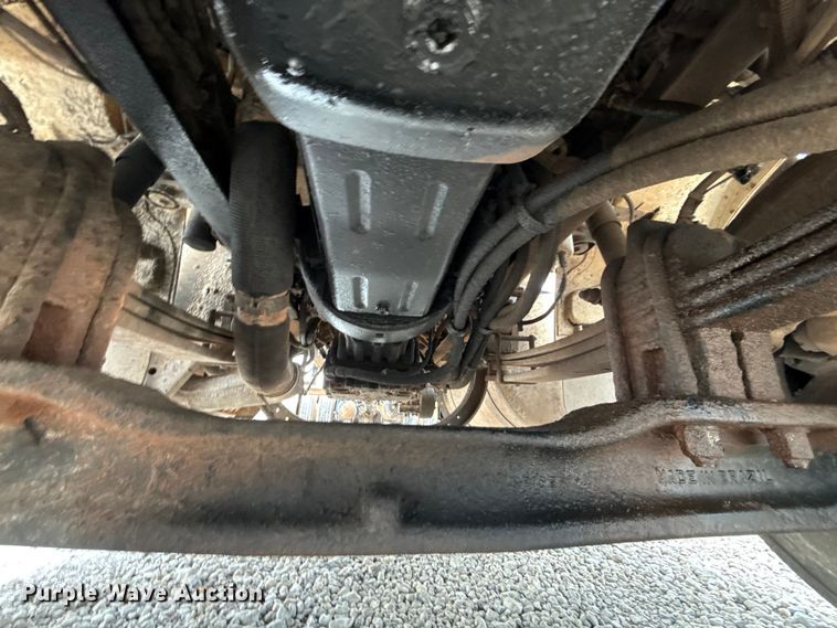 image for item ET6268 2012 Peterbilt 348 truck cab and chassis