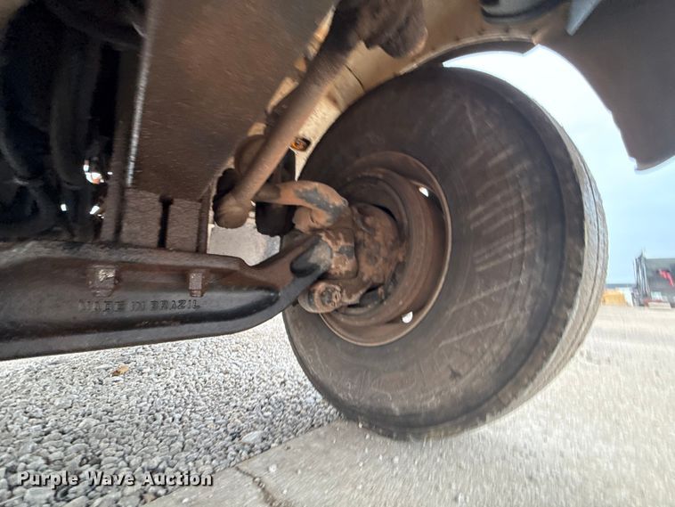 image for item ET6268 2012 Peterbilt 348 truck cab and chassis
