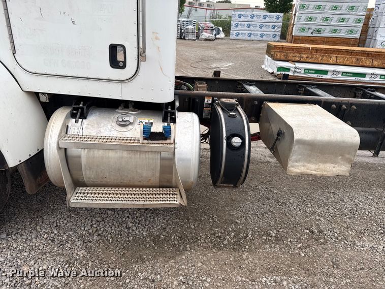 image for item ET6268 2012 Peterbilt 348 truck cab and chassis