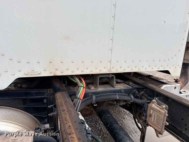 image for item ET6268 2012 Peterbilt 348 truck cab and chassis