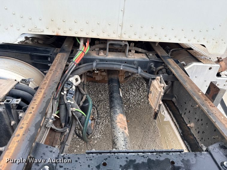 image for item ET6268 2012 Peterbilt 348 truck cab and chassis