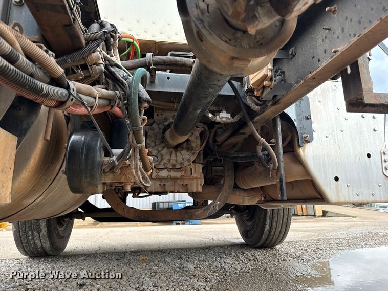 image for item ET6268 2012 Peterbilt 348 truck cab and chassis