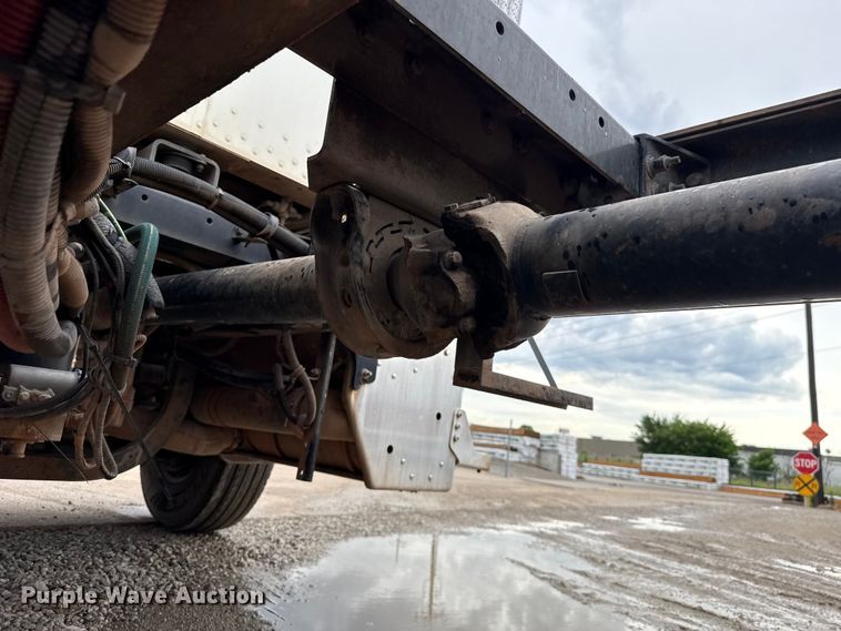 image for item ET6268 2012 Peterbilt 348 truck cab and chassis