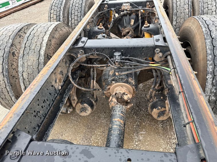 image for item ET6268 2012 Peterbilt 348 truck cab and chassis