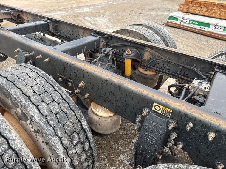 image for item ET6268 2012 Peterbilt 348 truck cab and chassis