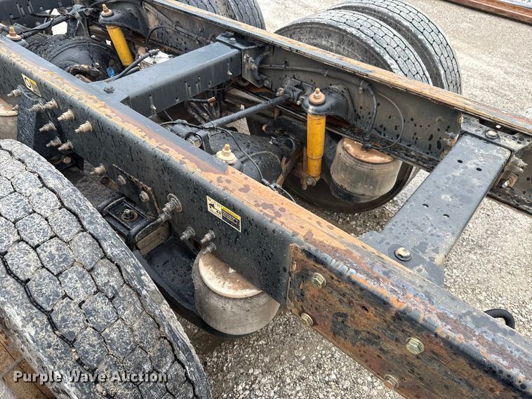 image for item ET6268 2012 Peterbilt 348 truck cab and chassis