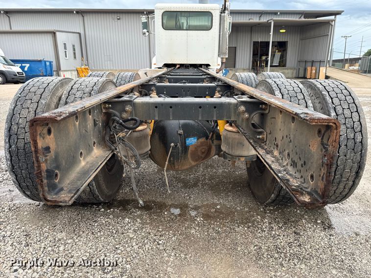 image for item ET6268 2012 Peterbilt 348 truck cab and chassis