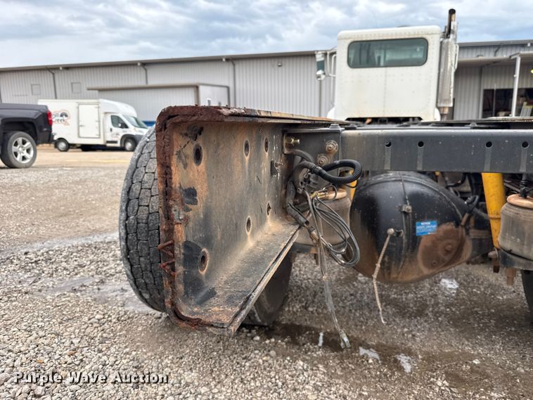 image for item ET6268 2012 Peterbilt 348 truck cab and chassis