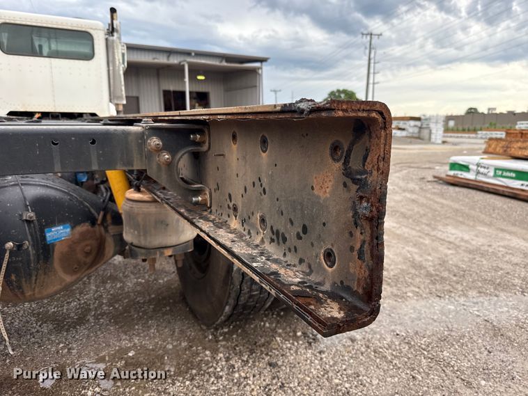 image for item ET6268 2012 Peterbilt 348 truck cab and chassis