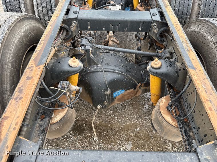 image for item ET6268 2012 Peterbilt 348 truck cab and chassis