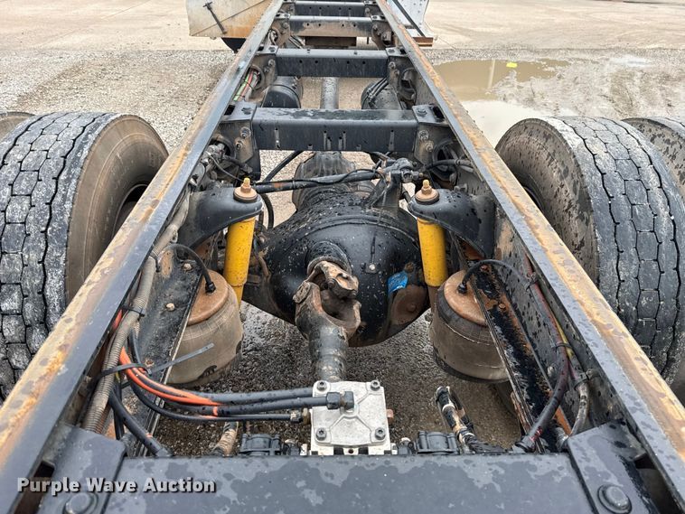 image for item ET6268 2012 Peterbilt 348 truck cab and chassis