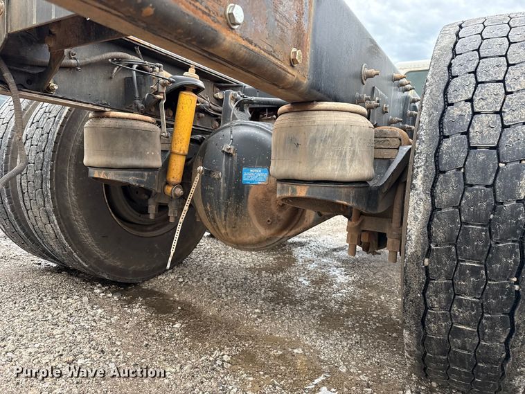 image for item ET6268 2012 Peterbilt 348 truck cab and chassis