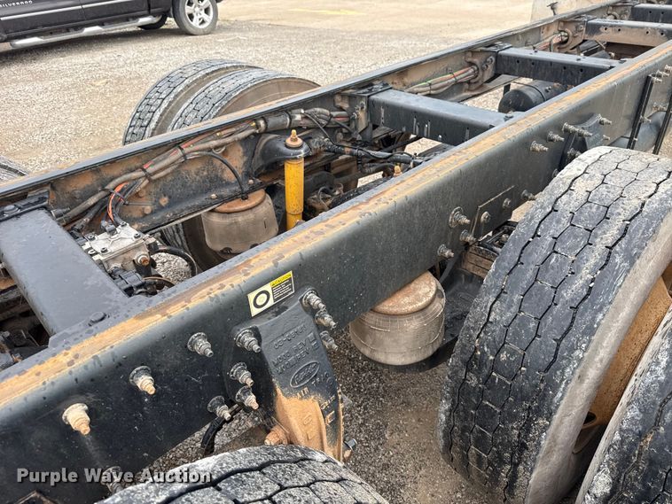 image for item ET6268 2012 Peterbilt 348 truck cab and chassis