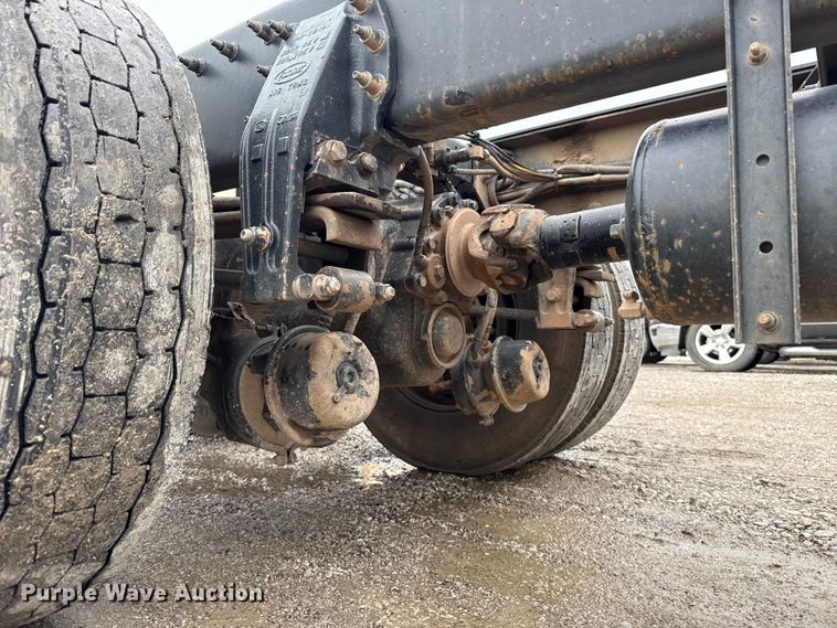 image for item ET6268 2012 Peterbilt 348 truck cab and chassis