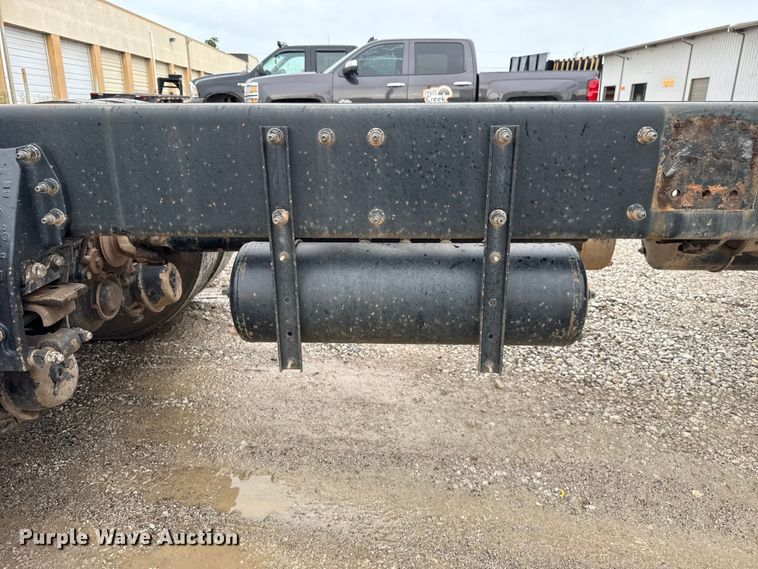 image for item ET6268 2012 Peterbilt 348 truck cab and chassis
