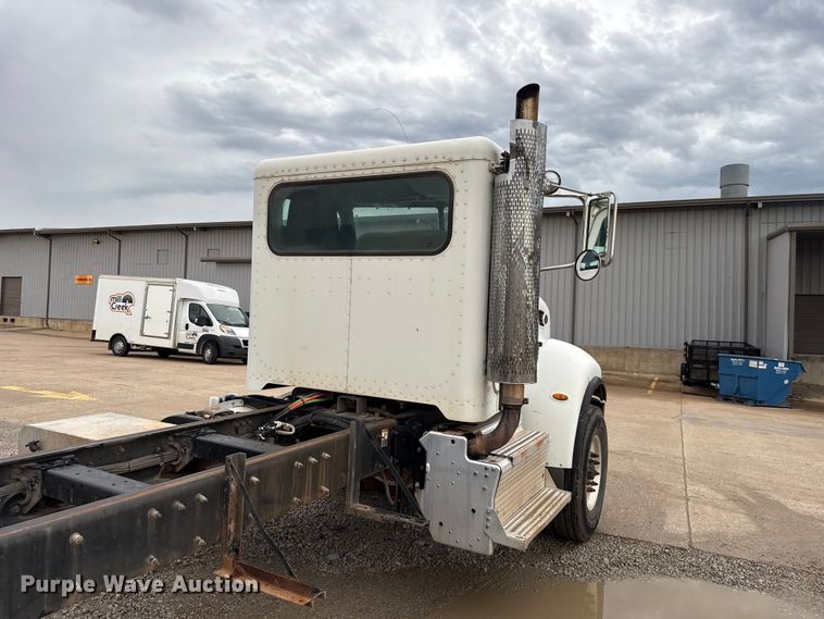 image for item ET6268 2012 Peterbilt 348 truck cab and chassis
