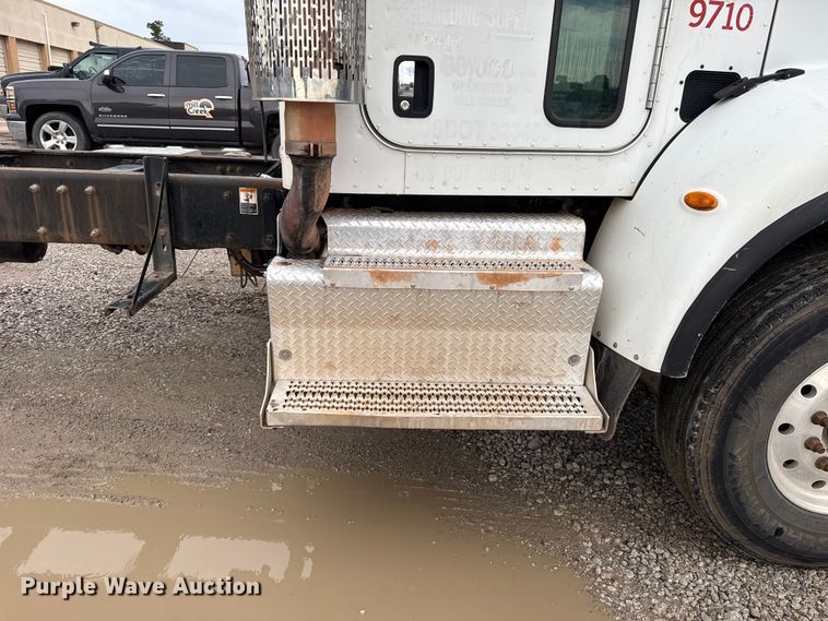 image for item ET6268 2012 Peterbilt 348 truck cab and chassis