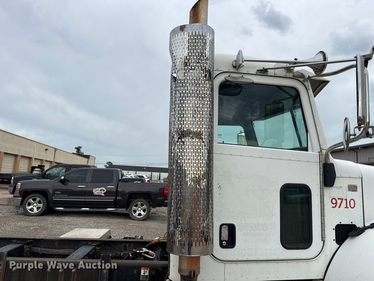 image for item ET6268 2012 Peterbilt 348 truck cab and chassis