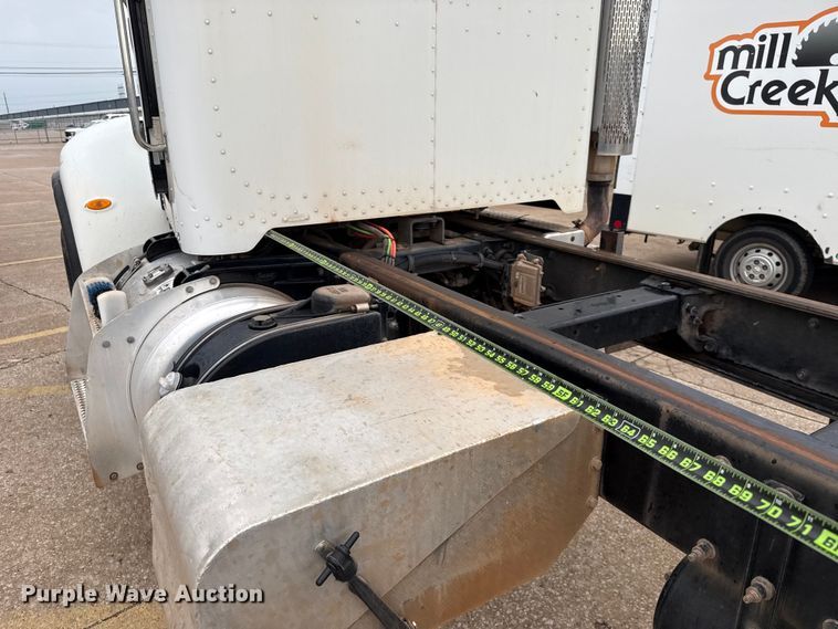 image for item ET6268 2012 Peterbilt 348 truck cab and chassis