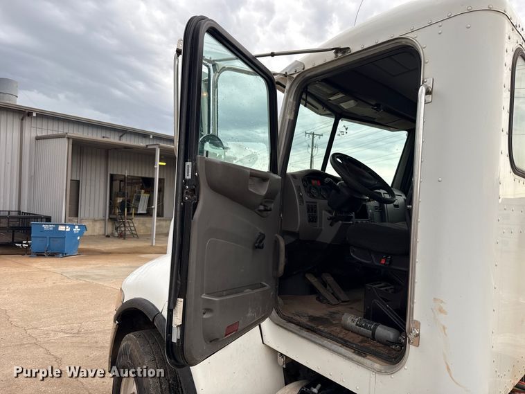 image for item ET6268 2012 Peterbilt 348 truck cab and chassis