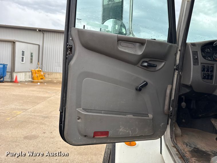 image for item ET6268 2012 Peterbilt 348 truck cab and chassis